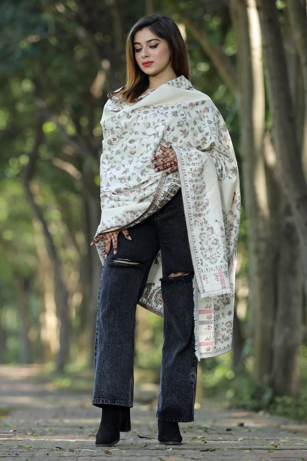 WHITE COLOUR KANI SHAWL WORK DEFINES ROYAL AND LUXURIOUS EXTREMELY COMFORTABLE FOR ALL EVENTS